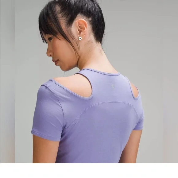Lululemon Women's Purple
Shoulder Cut-Out Yoga T-Shirt
Size 10 - Picture 5 of 5